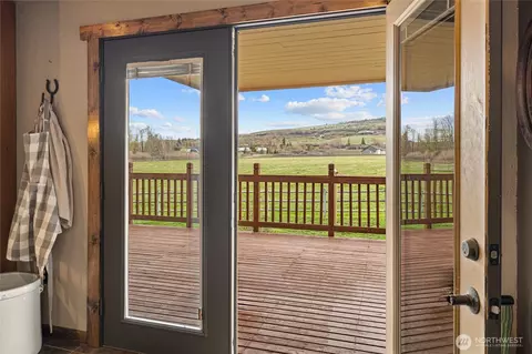 Entry Way - 3661 E Taneum Rd, Thorp, WA 98946 photo 1 of 2