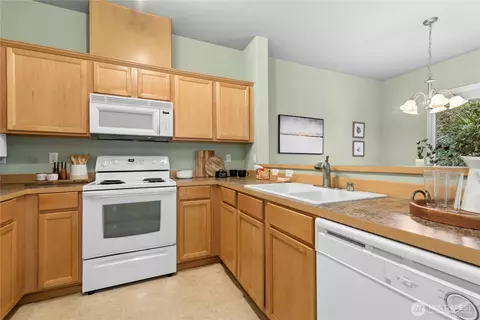 Kitchen - 14915 38th Dr SE #II1033, Bothell, WA 98012 photo 3 of 3