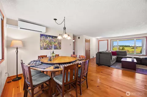 Dining - 217 Bay Rd, Winlock, WA 98596 photo 1 of 1