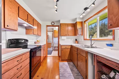 Kitchen - 217 Bay Rd, Winlock, WA 98596 photo 2 of 2