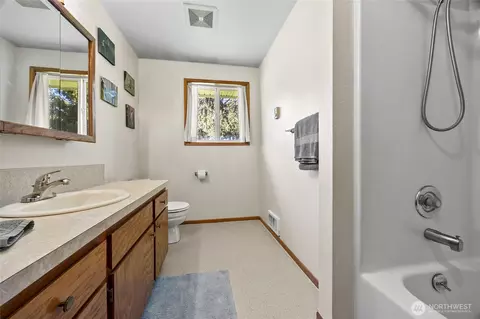 Bath - 217 Bay Rd, Winlock, WA 98596 photo 1 of 2