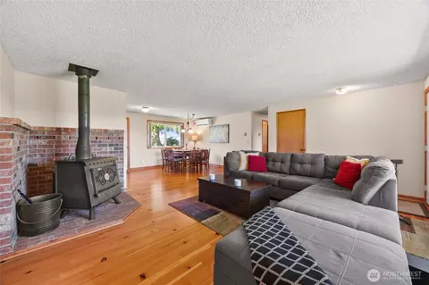 Living - 217 Bay Rd, Winlock, WA 98596 photo 2 of 2