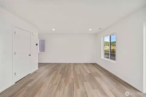 Living - 1440 Salzer Creek Loop, Centralia, WA 98531 photo 3 of 3