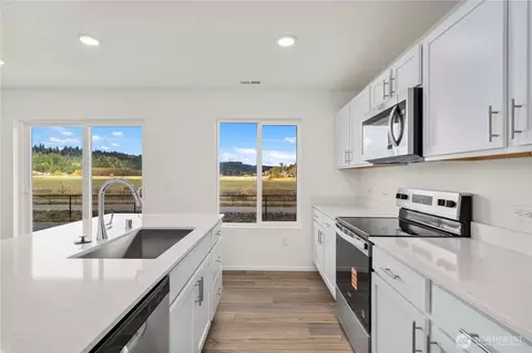 Kitchen - 1440 Salzer Creek Loop, Centralia, WA 98531 photo 1 of 2