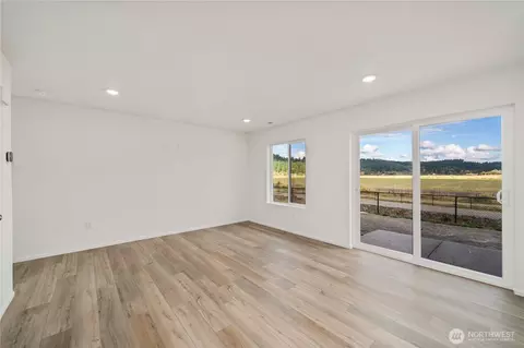 Living - 1440 Salzer Creek Loop, Centralia, WA 98531 photo 2 of 3
