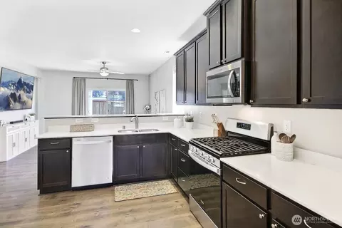 Kitchen - 227 Jasmine Ln N, Enumclaw, WA 98022 photo 3 of 4