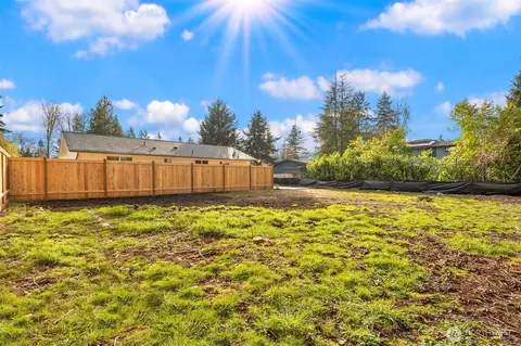 8708 NE 140th St #B, Kirkland, WA 98034
