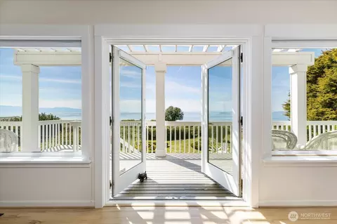 2029 W Beach Rd, Oak Harbor, WA 98277