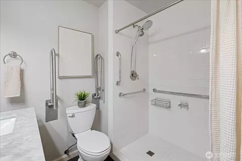 Bath - 15624 42nd Dr SE, Bothell, WA 98012 photo 2 of 5