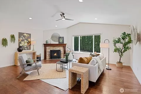Living - 15624 42nd Dr SE, Bothell, WA 98012 photo 2 of 4