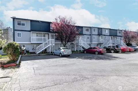 8823 Holly Dr #E206, Everett, WA 98208