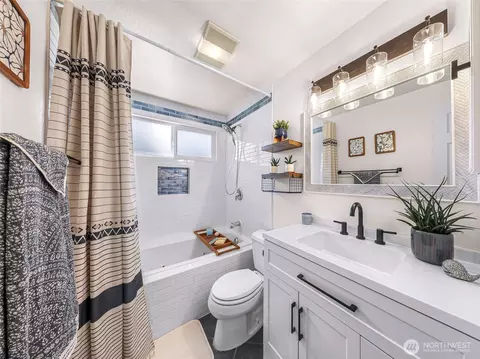 Bath - 13014 4th Dr SE, Everett, WA 98208 photo 2 of 2