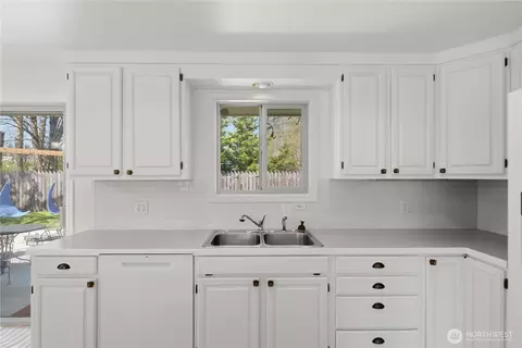 Kitchen - 29 232nd Pl SW, Bothell, WA 98021 photo 7 of 7
