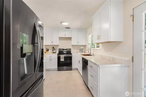 Kitchen - 18816 89 Ave NE, Bothell, WA 98011 photo 4 of 6