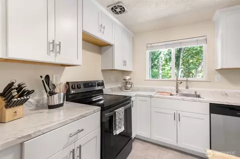 Kitchen - 18816 89 Ave NE, Bothell, WA 98011 photo 3 of 6