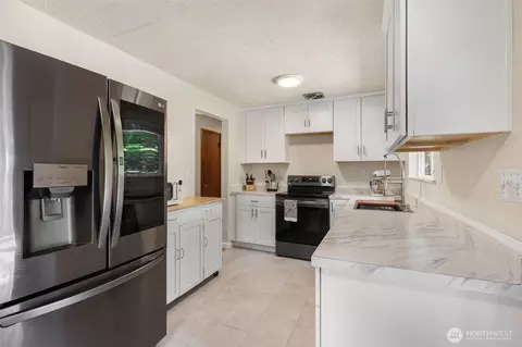 Kitchen - 18816 89 Ave NE, Bothell, WA 98011 photo 5 of 6
