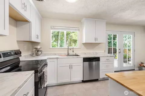 Kitchen - 18816 89 Ave NE, Bothell, WA 98011 photo 2 of 6