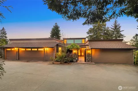 8619 NE 24th St, Clyde Hill, WA 98004