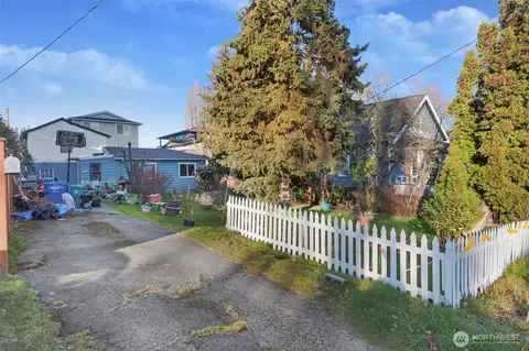 528 N 70th St, Seattle, WA 98103