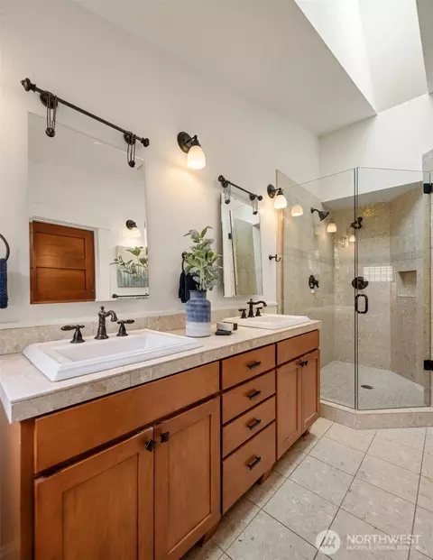 Bath - 1406 N 38th St, Seattle, WA 98103 photo 2 of 3