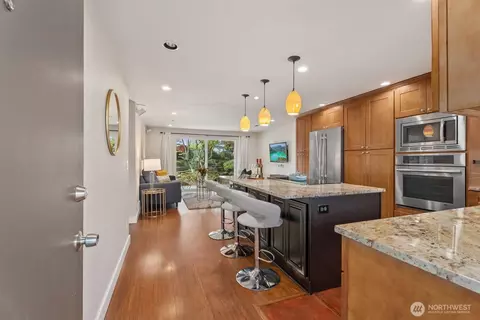 315 10th Ave S #101, Kirkland, WA 98033