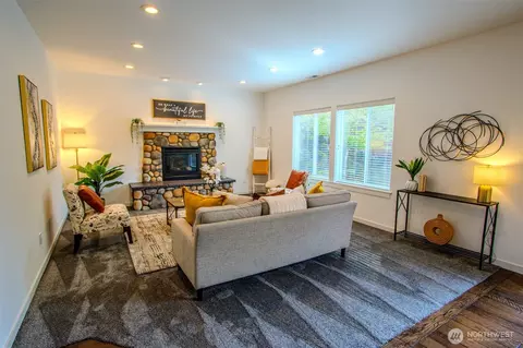 Living - 11401 58th Ave SE, Everett, WA 98208 photo 3 of 3