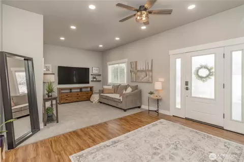 Entry Way - 404 Factory St SE, Orting, WA 98360 photo 2 of 5
