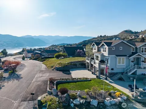 200 Crescent St, Chelan, WA 98816