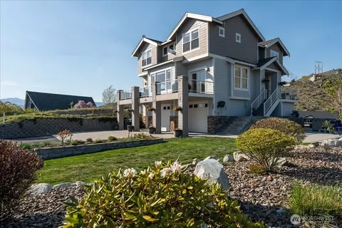 200 Crescent St, Chelan, WA 98816