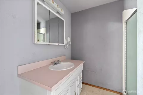 Bath - 15 76th St SW, Everett, WA 98203 photo 2 of 2
