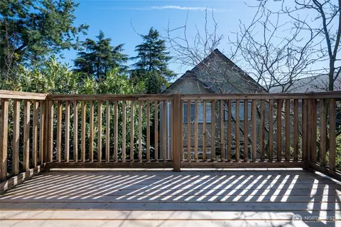 Exterior - 318 18th Ave E, Seattle, WA 98112 photo 4 of 7