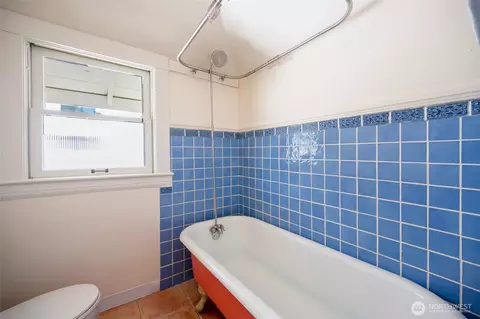 Bath - 318 18th Ave E, Seattle, WA 98112 photo 3 of 5