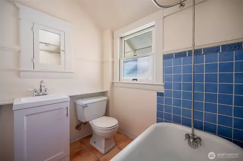 Bath - 318 18th Ave E, Seattle, WA 98112 photo 2 of 5