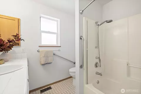 Bath - 4926 Forest Dr, Everett, WA 98203 photo 1 of 3