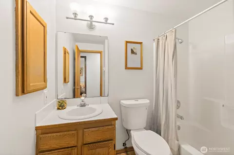 Bath - 4926 Forest Dr, Everett, WA 98203 photo 2 of 3