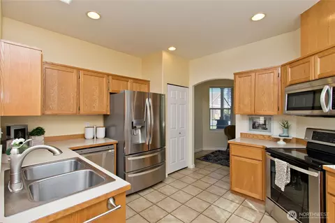 Kitchen - 15316 45th St SE, Sumner, WA 98390 photo 4 of 5