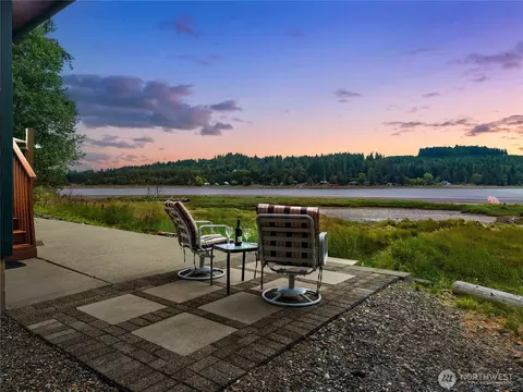 730 E North Bay Rd, Allyn, WA 98524