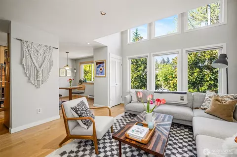 3423 W Government Way #7, Seattle, WA 98199