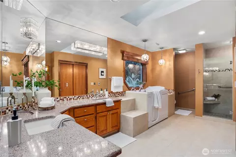 Bath - 1711 Edgemoor Ln, Everett, WA 98203 photo 1 of 1