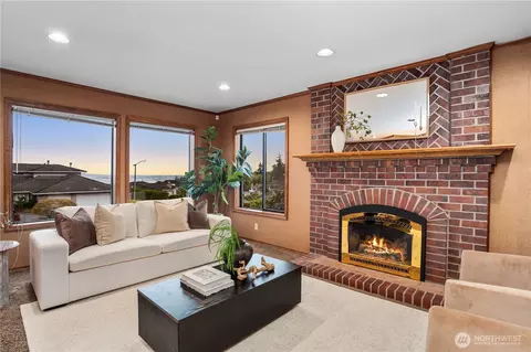 Living - 1711 Edgemoor Ln, Everett, WA 98203 photo 2 of 2
