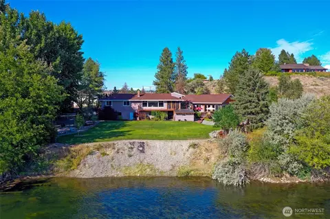 725 Okoma Dr, Omak, WA 98841