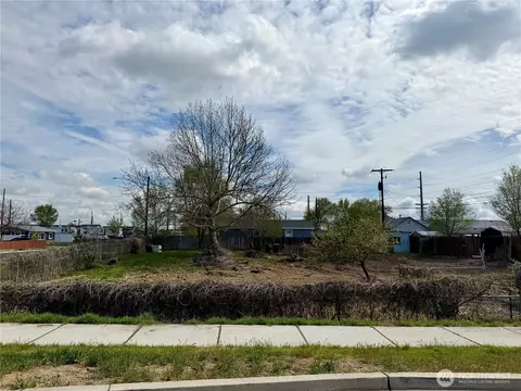 9917 NE Highland Dr, Moses Lake, WA 98837