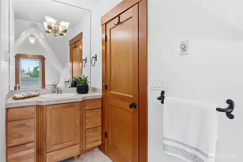 Bath - 4418 Eastern Ave N, Seattle, WA 98103 photo 2 of 3