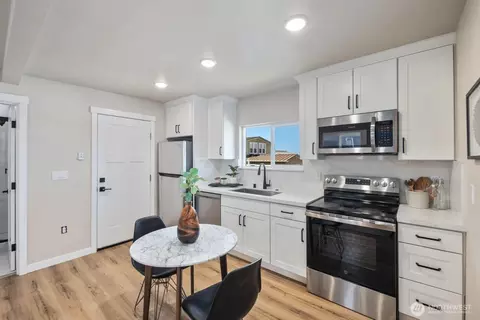 Kitchen - 3425 Bell Ave, Everett, WA 98201 photo 2 of 3
