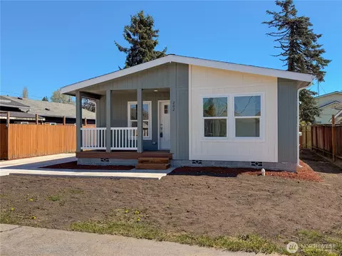 202 S 9th Ave, Kelso, WA 98626