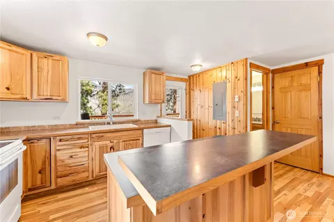 Kitchen - 52 Reflection Ln, Chelan, WA 98816 photo 3 of 5
