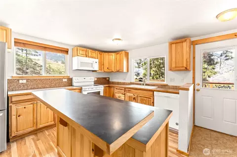 Kitchen - 52 Reflection Ln, Chelan, WA 98816 photo 4 of 5