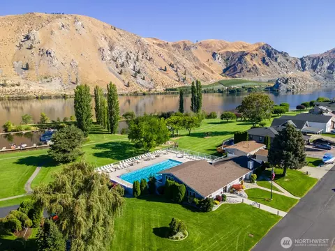 215 W Marine View Pl, Orondo, WA 98843