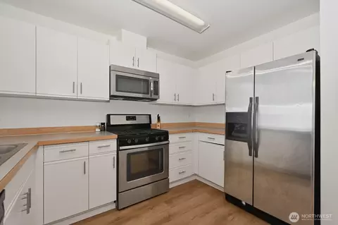 Kitchen - 13607 56th Ave SE, Everett, WA 98208 photo 2 of 2