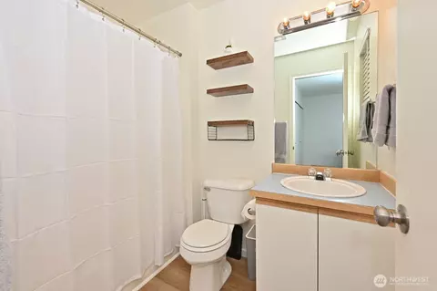 Bath - 13607 56th Ave SE, Everett, WA 98208 photo 2 of 3